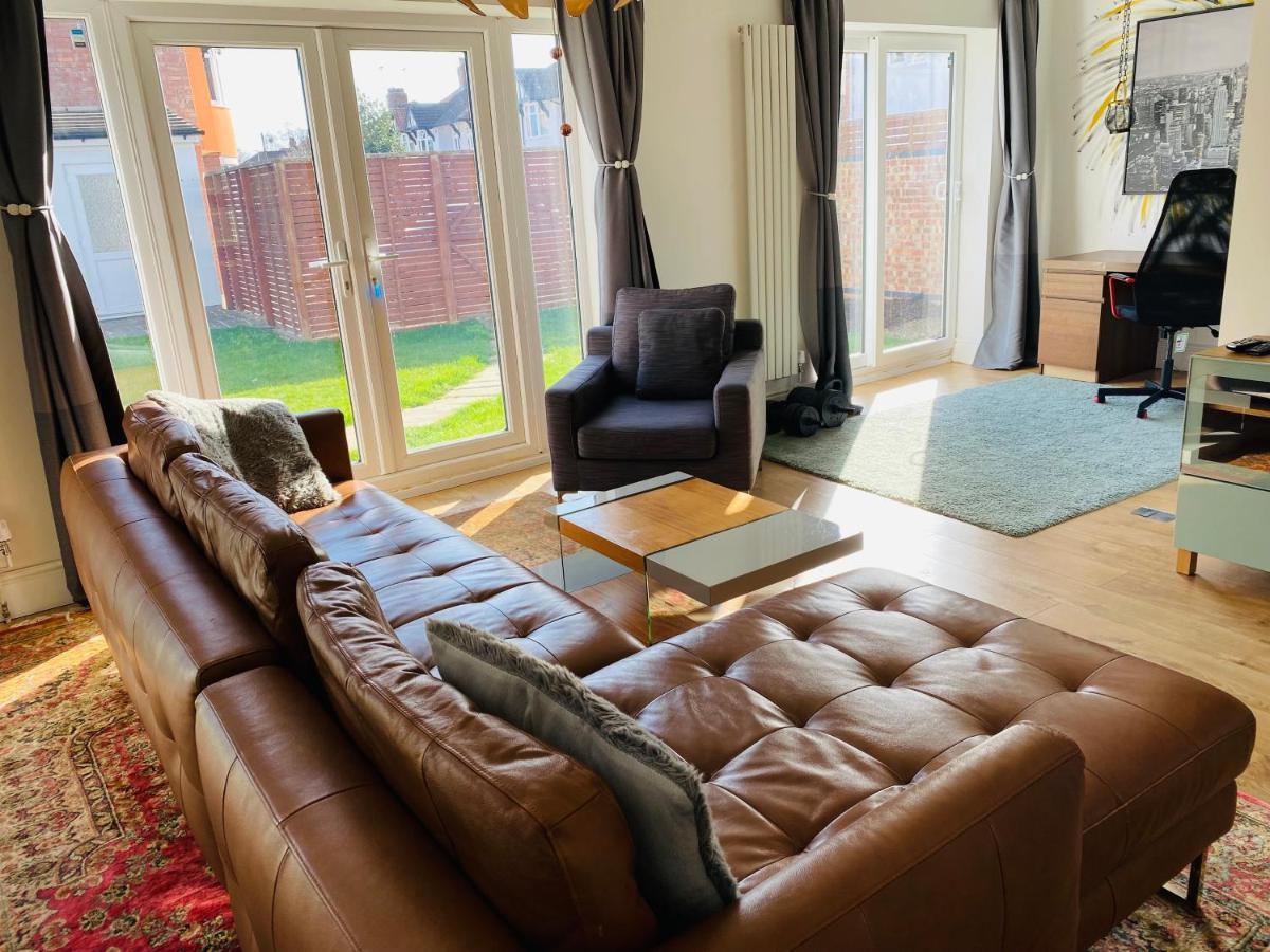 Villa Mayors House Ideal For Groups & Business Peterborough Exterior foto